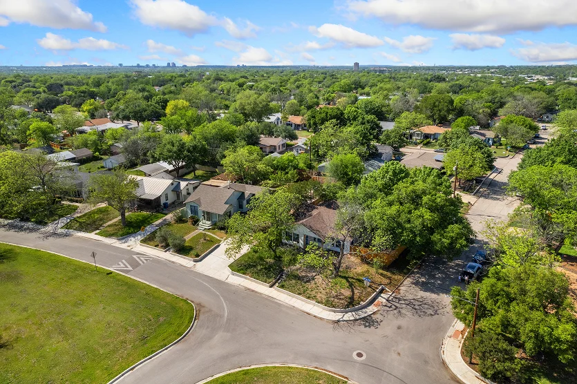 An aerial view of a home in a Dallas nieghborhood – best home insurance in Texas.
